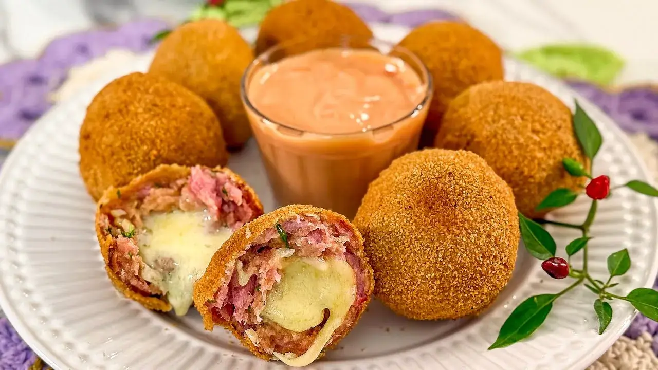 Bolinho Frito de Linguiça Recheado com Queijo: A Receita Irresistível para a Sua Reunião de Amigos