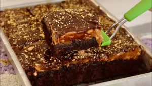 Bolo de Chocolate com Recheio de Pé de Moça e Ganache: Um Encanto de Sabores