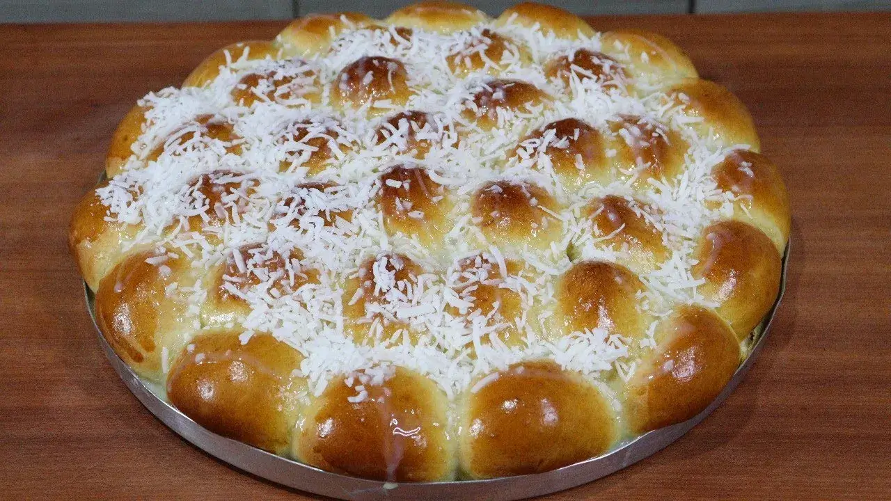 Pão Caseiro Macio com Calda de Leite Condensado e Coco: Uma Delícia para Qualquer Hora