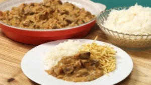 Strogonoff de Carne Suculento e Fácil: O Prato Perfeito para o Almoço de Domingo