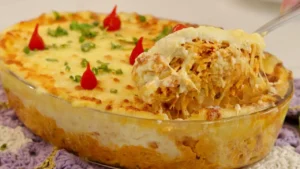 Escondidinho de Frango ao Molho Strogonoff com Purê de Aipim Gratinado