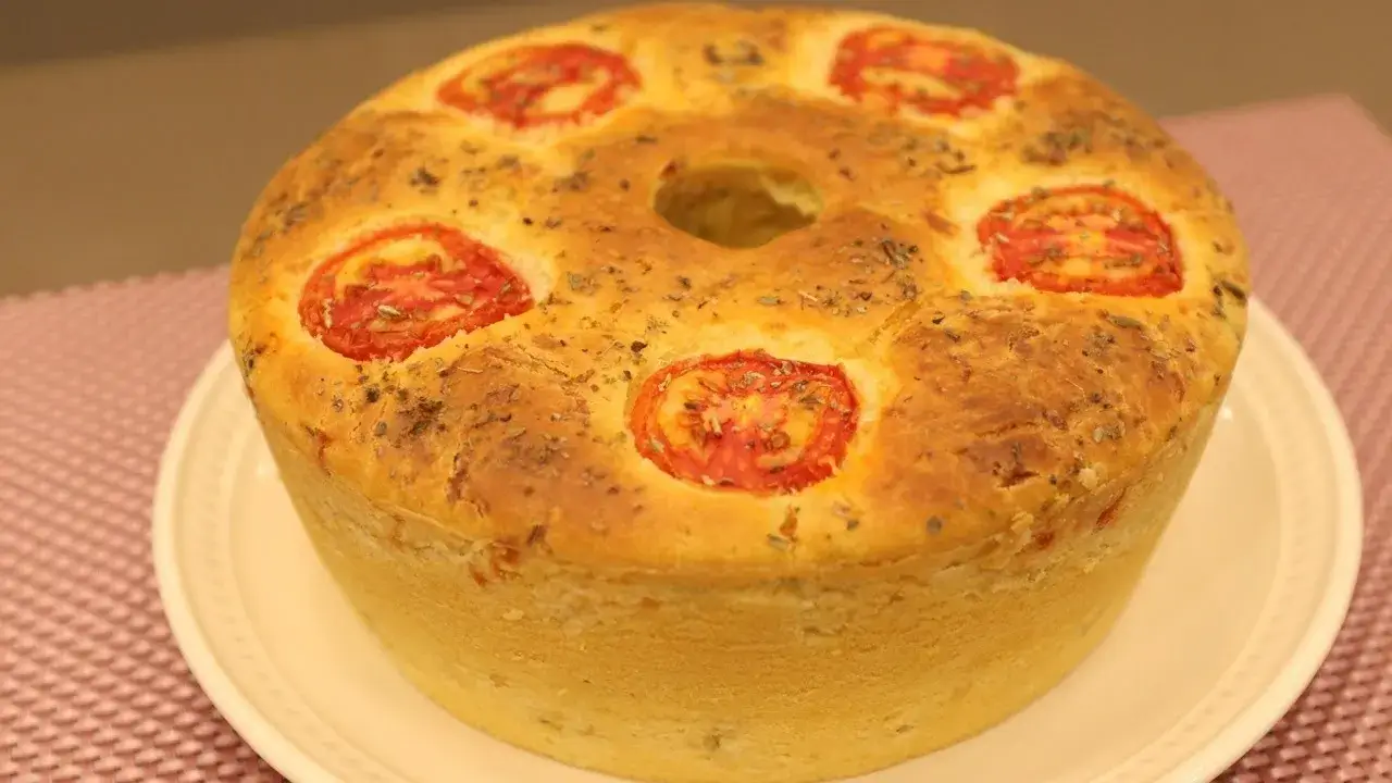 Bolo Salgado de Frango Cremoso e Fofinho: A Receita Mais Irresistível da Internet