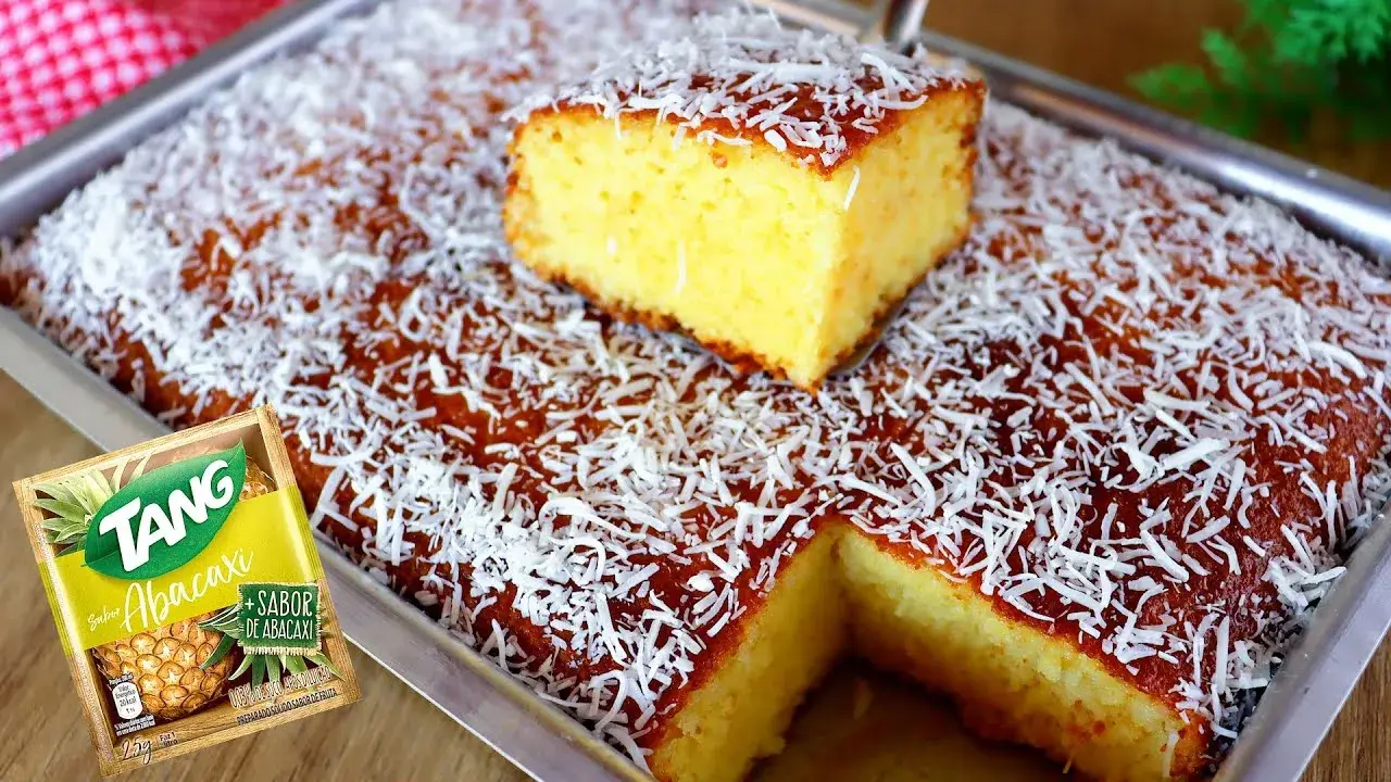 Bolo de Abacaxi com Suco Tang: Fácil, Fofo e Muito Saboroso