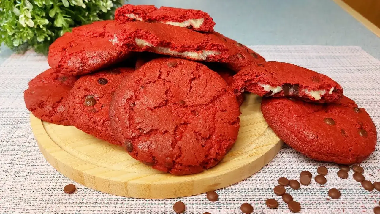 Cookies Red Velvet Recheados com Brigadeiro de Leite Ninho