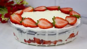 Mousse de Leite Ninho com Morango e Brownie