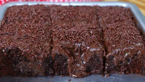 O Melhor Bolo de Chocolate Fácil e Molhadinho que Você Vai Fazer Hoje