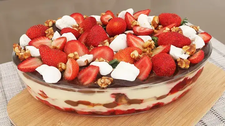 Sobremesa Caminho do Céu: Uma Delícia Gelada com Morango, Nata e Chocolate Veja