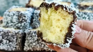 Bolo com Calda de Chocolate e Coco: Fofura e Sabor para o Seu Café