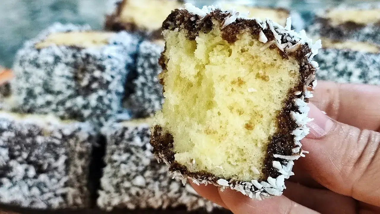 Bolo com Calda de Chocolate e Coco: Fofura e Sabor para o Seu Café