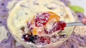 Sobremesa Colorida com Gelatina e Creme de Leite Ninho: Delícia Leve e Refrescante