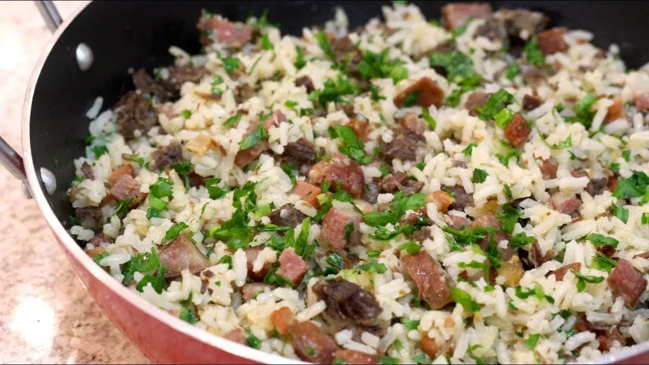 Arroz de Carreteiro Tradicional: Receita Completa com Carne Seca e Linguiça