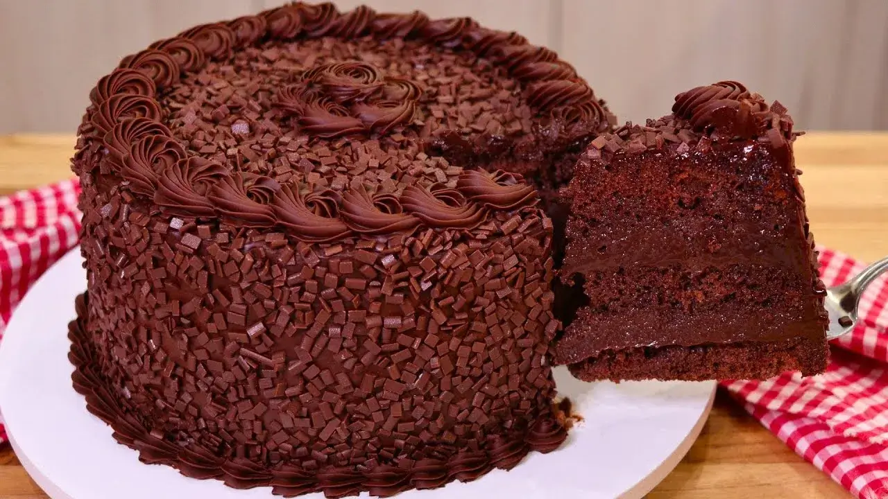 Bolo Festivo de Chocolate: Receita Clássica, Fácil e Bem Suculenta para Sua Festa