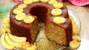 Bolo de Banana com Calda de Caramelo: Receita Fácil e Cheia de Sabor