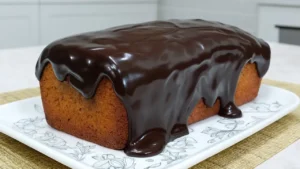 Bolo de Café Fofinho com Cobertura de Chocolate: Receita Fácil para seu Café da Tarde