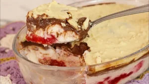 Bombom na Travessa de Morango com Chocolate Branco: Um Clássico Fácil e Delicioso