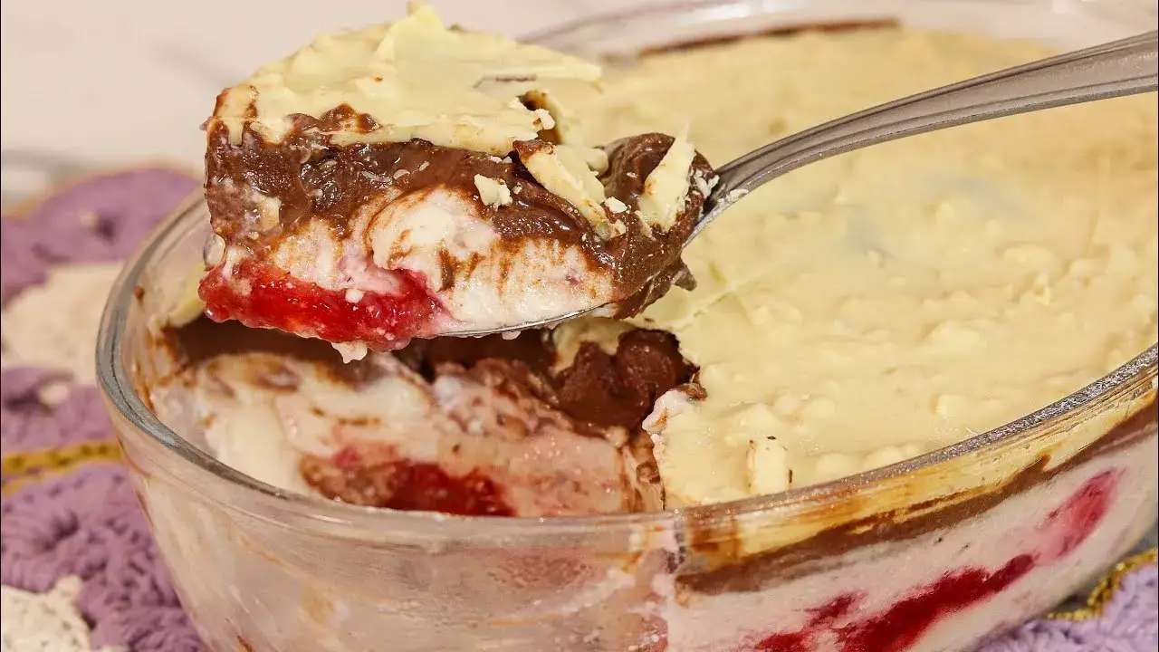 Bombom na Travessa de Morango com Chocolate Branco: Um Clássico Fácil e Delicioso