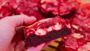 Brownie Red Velvet com Cobertura de Cream Cheese: Receita Fácil Para Você Fazer em Casa