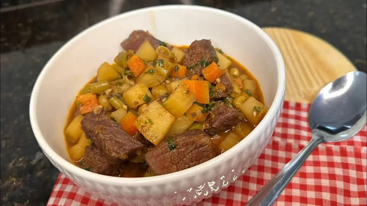 Jardineira de Carne com legumes: Uma Receita Clássica para Reunir a Família