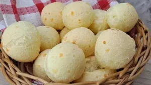 Pão de Queijo Tradicional Mineiro: Crocante por Fora e Macio por Dentro