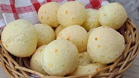 Pão de Queijo Tradicional Mineiro: Crocante por Fora e Macio por Dentro