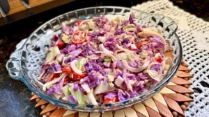 Salada Cremosa de Repolho e Tomate Cereja: O Toque Leve para o Seu Almoço
