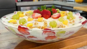 Salada de Frutas com Mousse Cremosa: A Sobremesa Perfeita para o Verão