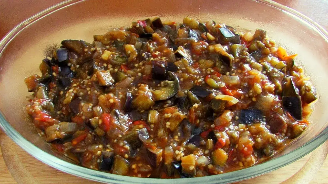 A berinjela refogada é uma receita prática, fácil de fazer e que combina bem como...