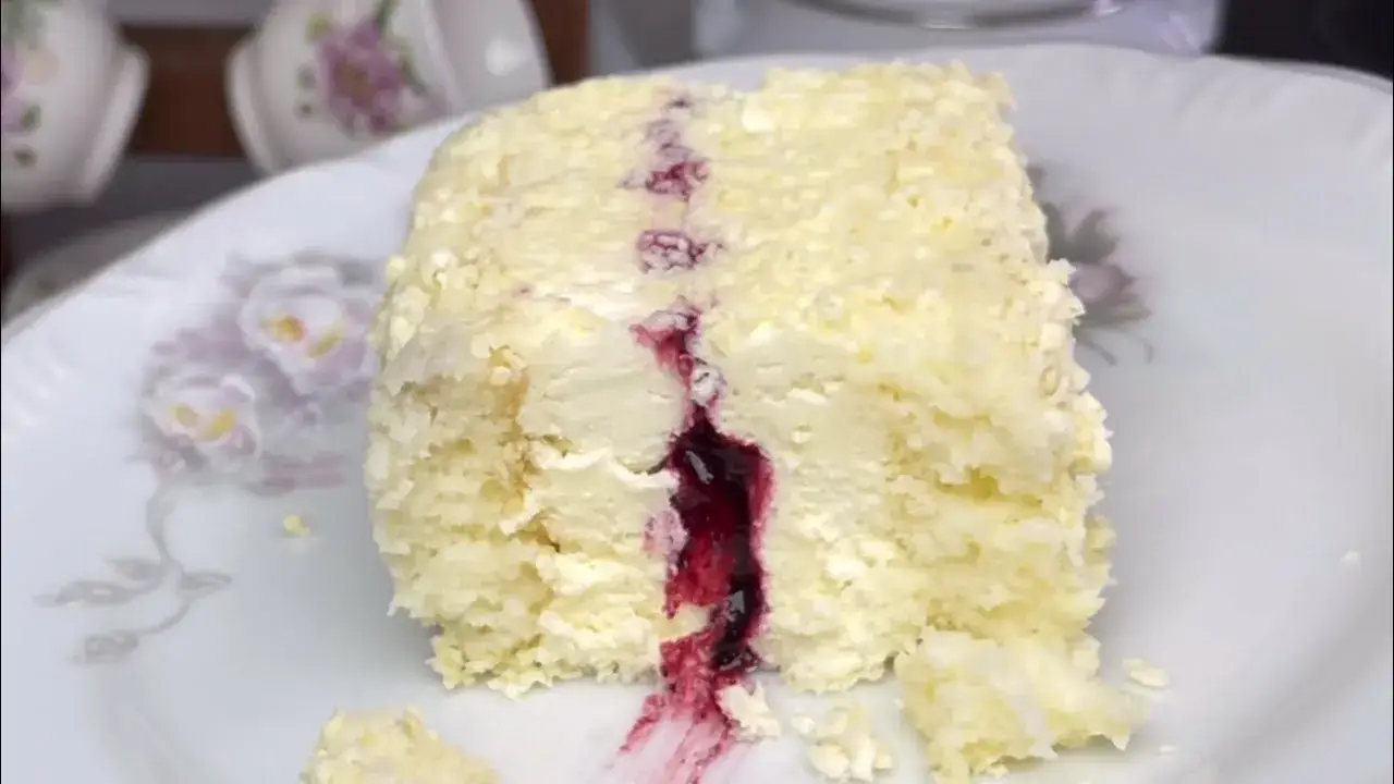Bolo Gelado de Laka com Frutas Vermelhas: Receita Fácil e Deliciosa