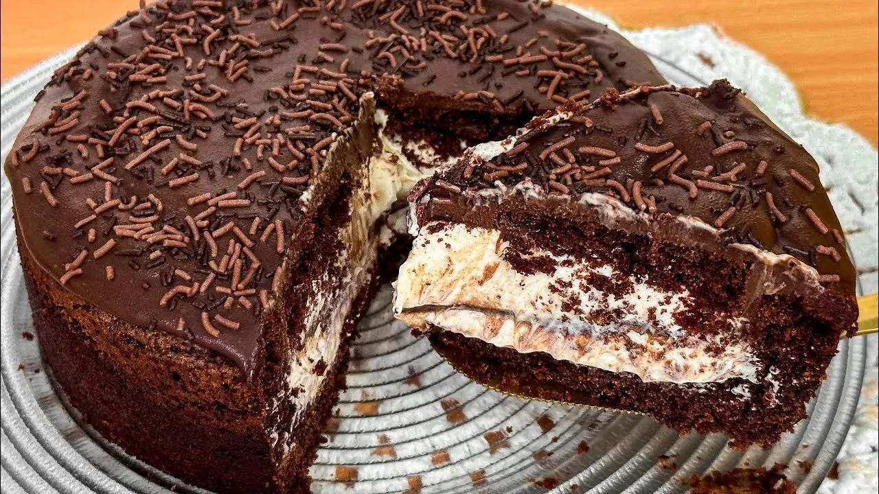 Bolo Recheado com Mousse de Leite Ninho e Ganache de Chocolate