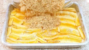 Cuca de Banana Fácil com Farofa Crocante: Receita Clássica e Saborosa