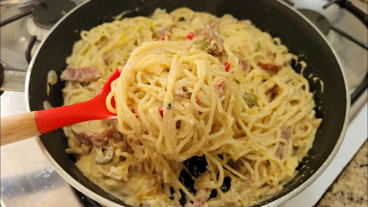 Essa receita de macarrão com molho branco e legumes é uma opção prática e saborosa...