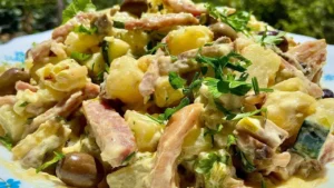 Salada de Batata Com Bacon e Maionese Caseira Fica Pronta Rápido e é Muito Saborosa