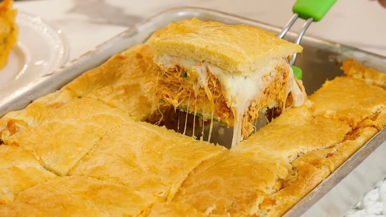 Essa torta de liquidificador com recheio de frango é uma receita prática, que serve como...