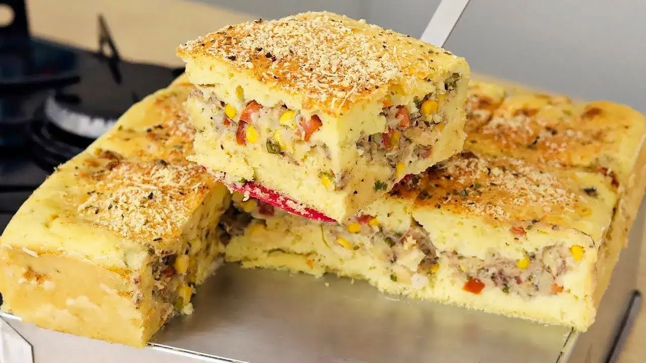 A torta de liquidificador de sardinha é uma ótima pedida para servir no lanche da...