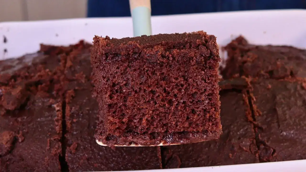 Bolo de Chocolate Molhadinho com Cobertura Crocante