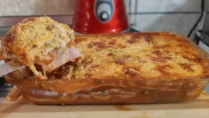 A lasanha à bolonhesa é uma receita clássica para almoços ou jantares em família. Feita...
