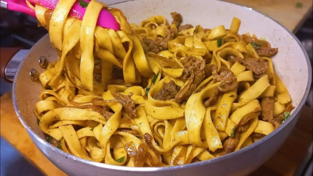 O macarrão ao molho de bife acebolado é uma receita prática e deliciosa que combina...