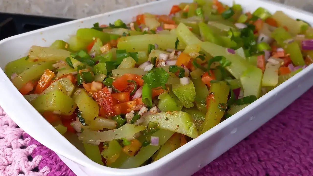 A salada de chuchu é uma opção leve e refrescante para variar o cardápio do...