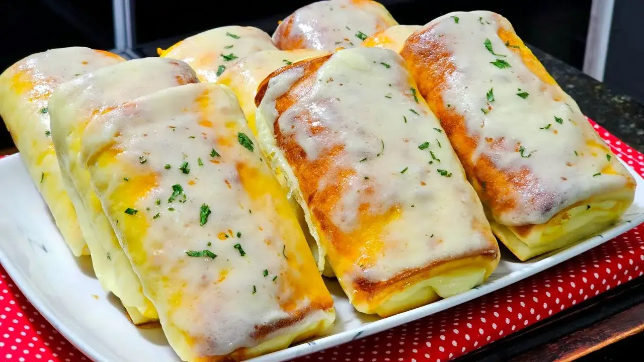 O Bauru de Frango Cremoso é um salgado saboroso e prático, perfeito para servir em...