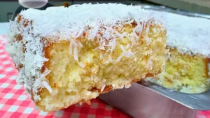 Bolo de Coco com Calda Cremosa