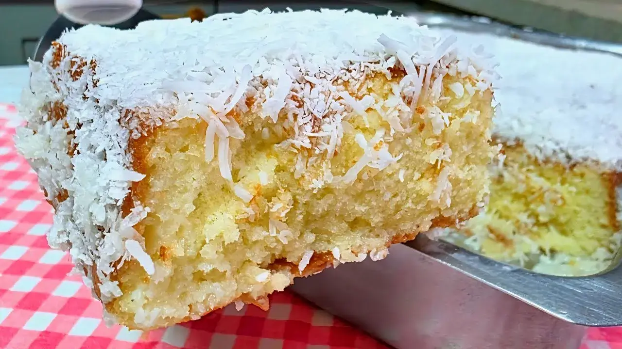 Bolo de Coco com Calda Cremosa