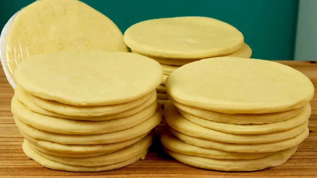 Aprenda a fazer massa de pizza profissional que fica leve, macia e perfeita para vender...