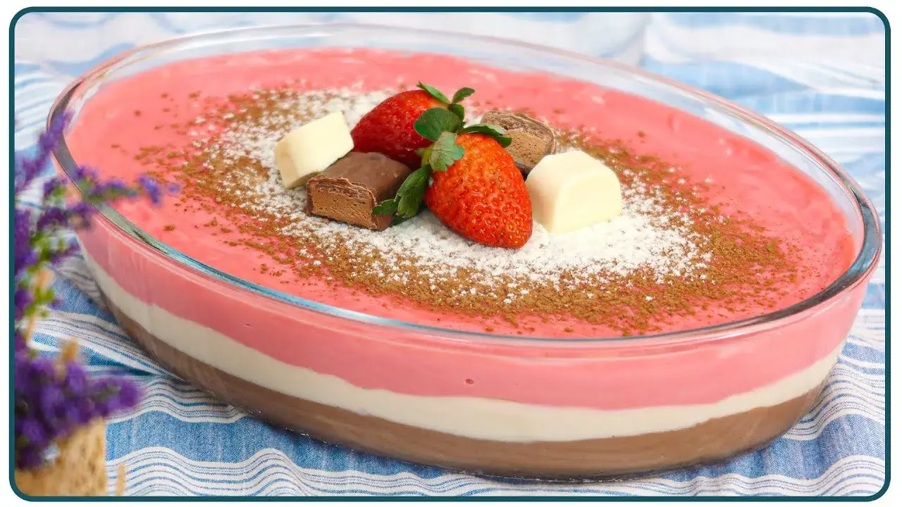 A sobremesa napolitana na travessa é prática e deliciosa, feita com camadas de chocolate, baunilha...