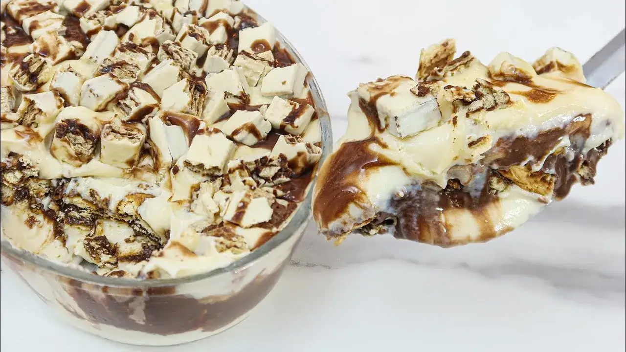 A sobremesa de Bis cremosa com chocolate branco é perfeita para servir bem gelada em...