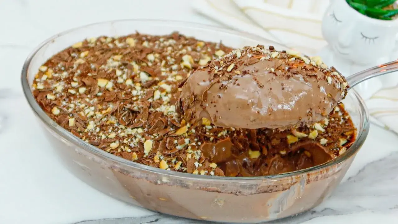 A sobremesa de chocolate cremosa é perfeita para servir gelada em família ou após o...