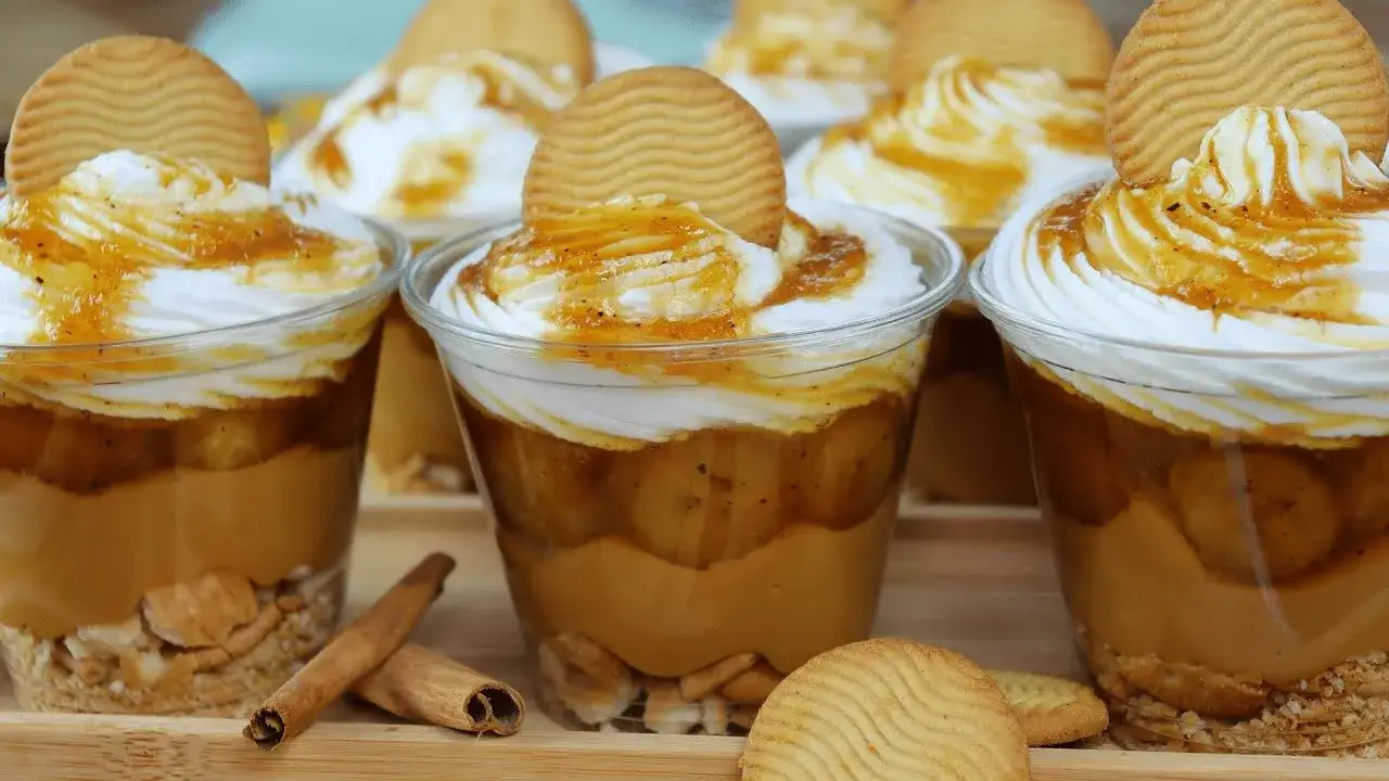 A Banoffee no Copo Bolha é uma sobremesa prática e saborosa, perfeita para servir em...