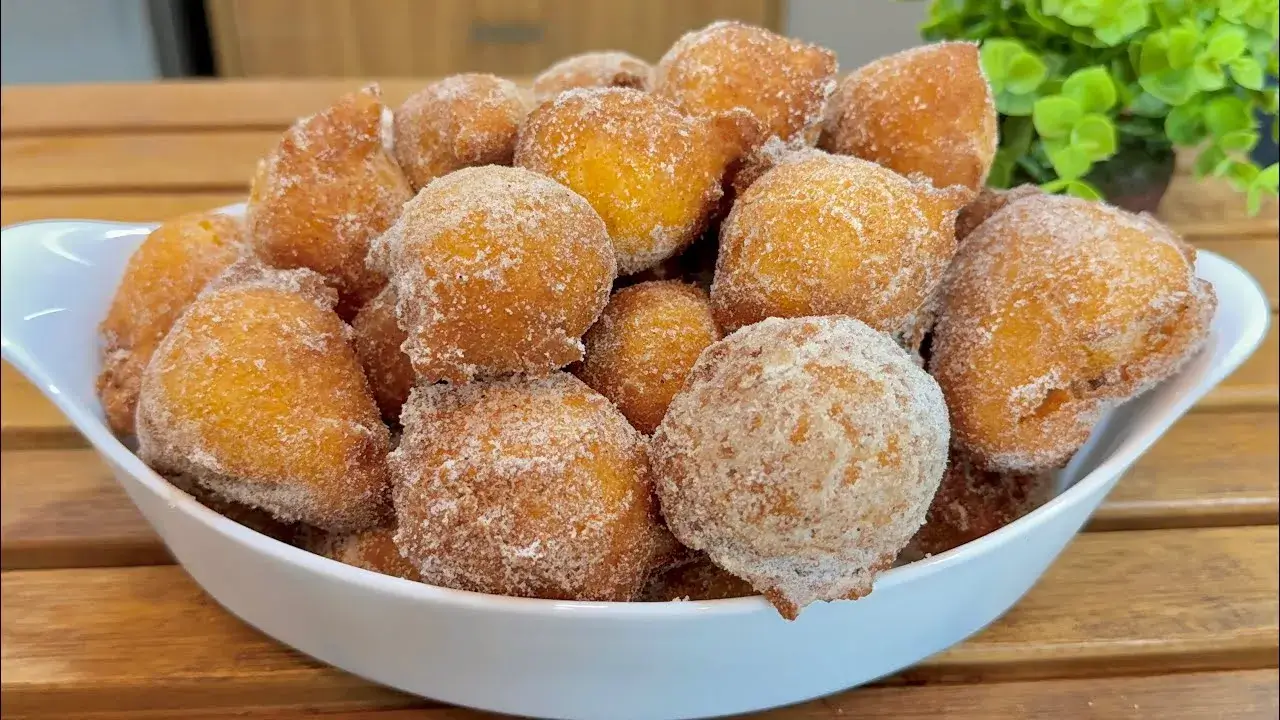 Aprenda a fazer um delicioso bolinho de chuva de cenoura, perfeito para o café da...