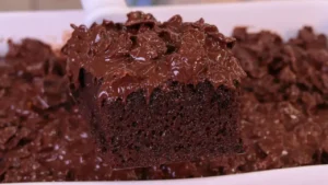Bolo Crocante de Chocolate: Receita Fofinha com Cobertura Crocante