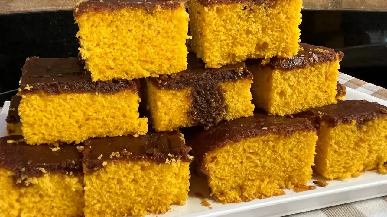 O bolo de cenoura é uma receita clássica, perfeita para servir no café da tarde...