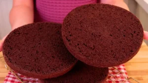 Pão de Ló de Chocolate Fofinho com Apenas 4 Ingredientes